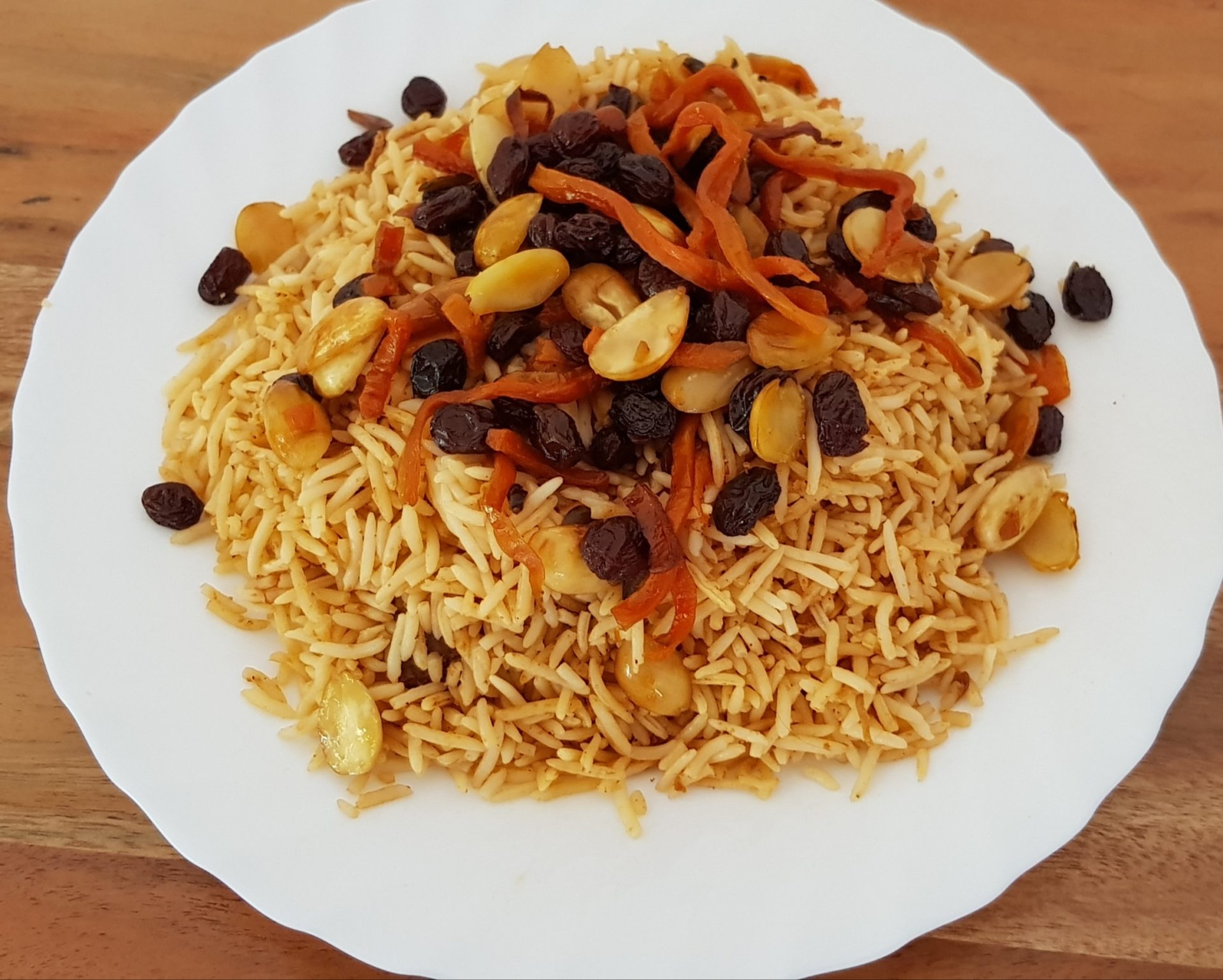 Qabuli Palau – Reis mit Fleisch, Karotten und Rosinen – BASMA MAGAZINE